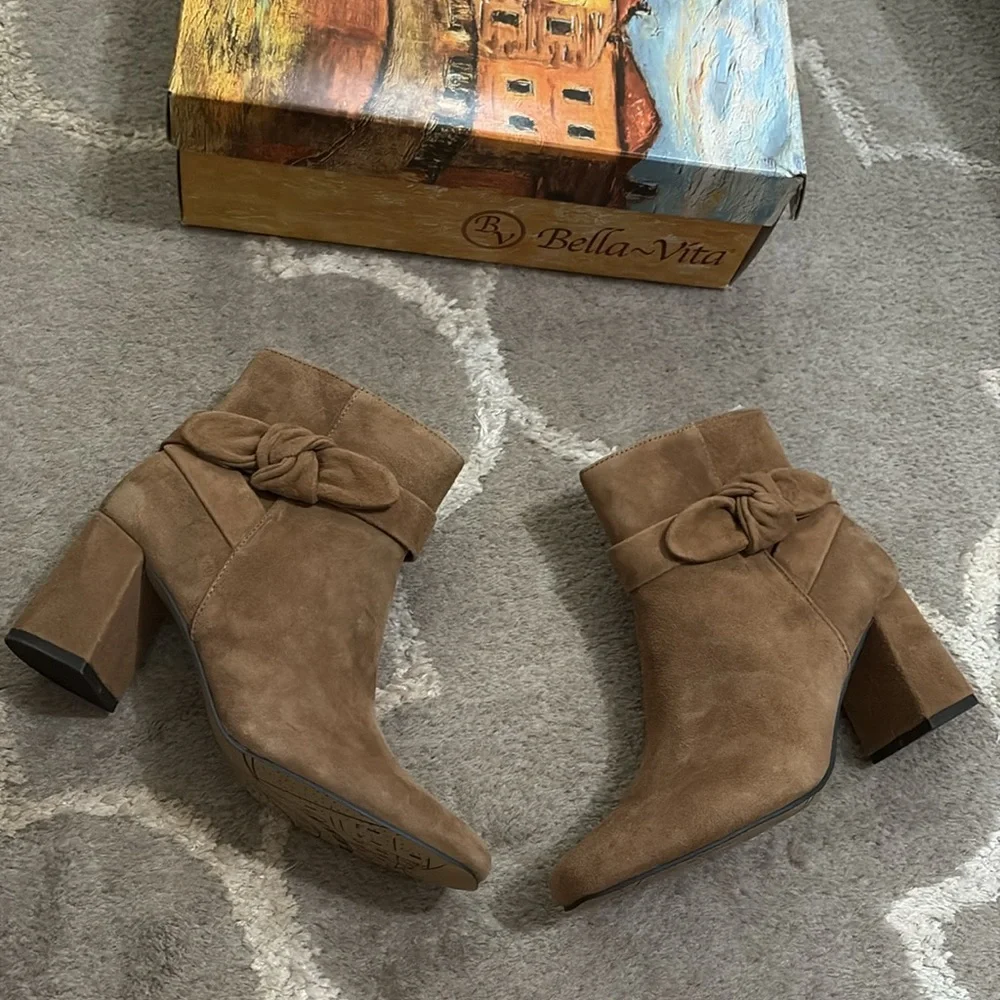 NIB Bella Vita Felicity cognac suede leather bootie bow detail ankle Size 6.5